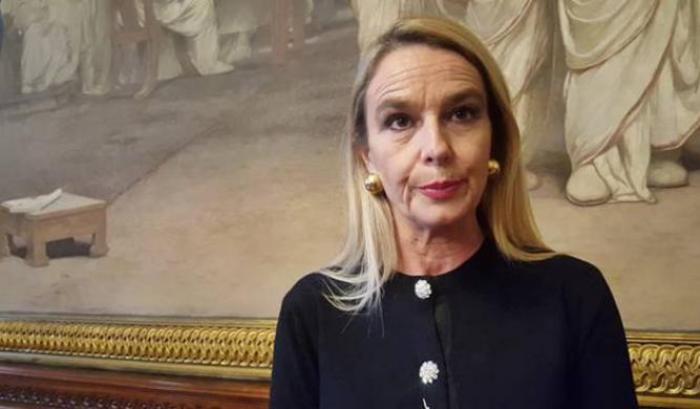 Applaudiva chi invocava i 'forni' per i migranti: Stefania Pucciarelli è sottosegretaria alla difesa