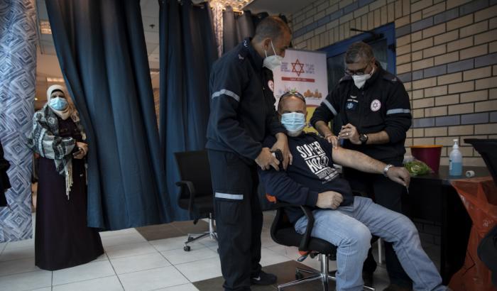 Vaccino ai palestinesi in Israele Le