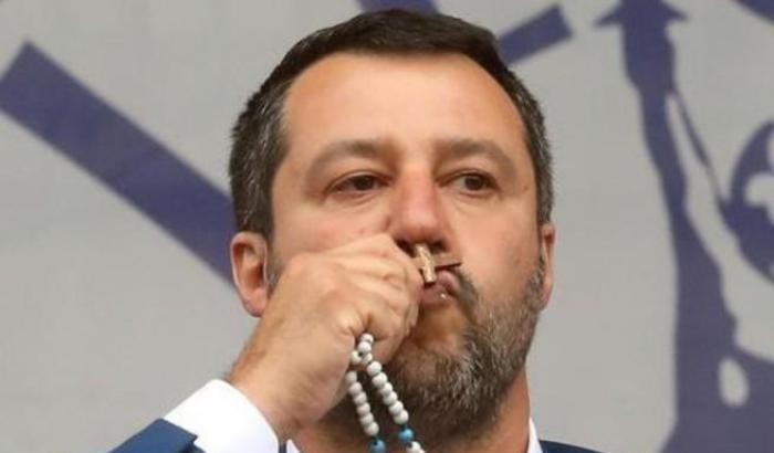 Salvini il 'cristiano': "Basta barconi in Italia, non abbiamo tempo per i problemi altrui"