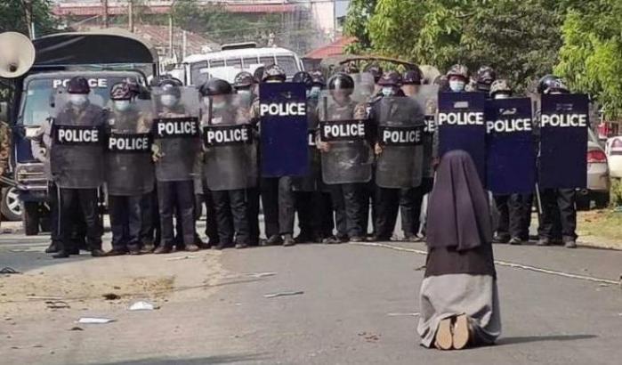 La suora in ginocchio implora la polizia di non sparare in Myanmar