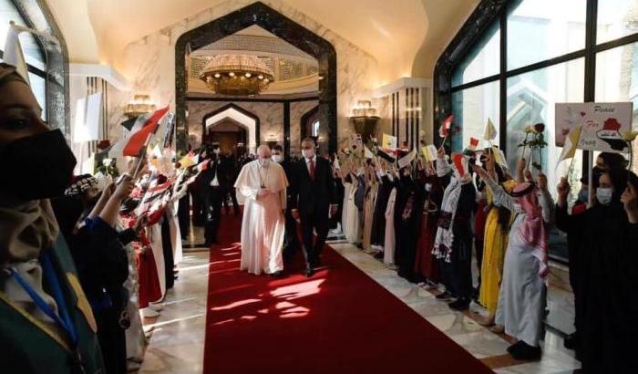 La storica visita di Papa Francesco in Iraq: "Sono contento di riprendere a viaggiare"
