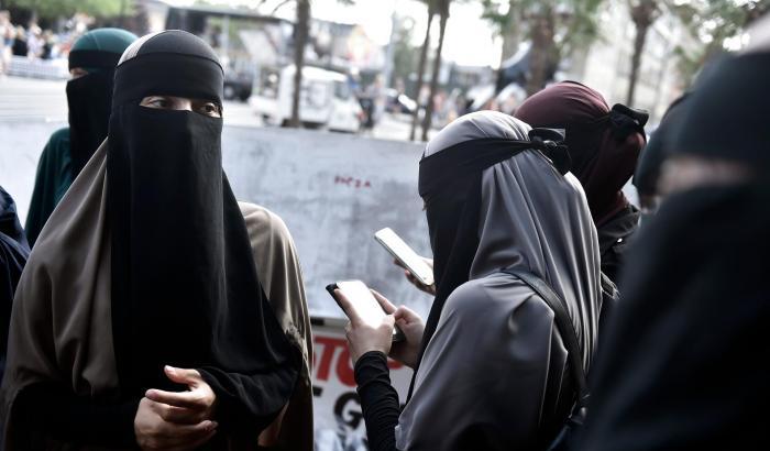 Donne con obbligo di indossare il burqa
