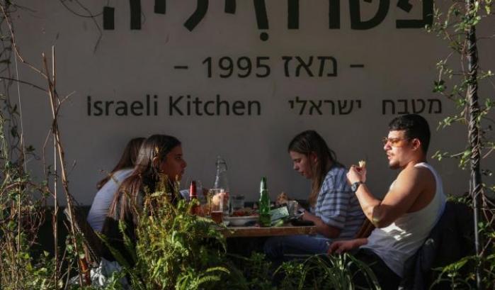 Israele prova a tornare alla normalità: bar e ristoranti aperti grazie alla vaccinazione