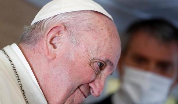 Il Papa ai sacerdoti: "Siate poveri che amano i poveri, il diavolo entra tra le tasche"