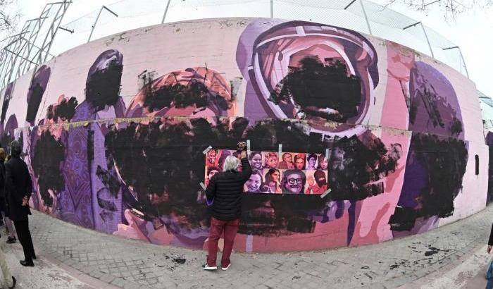 Vandalismo o maschilismo? Imbrattati i simboli femministi disegnati nelle strade di Madrid