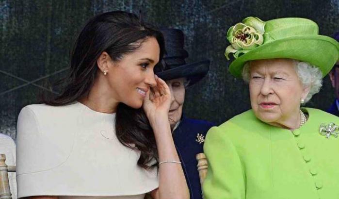 Le accuse di razzismo di Meghan verso i reali: la regina Elisabetta prende tempo per rispondere