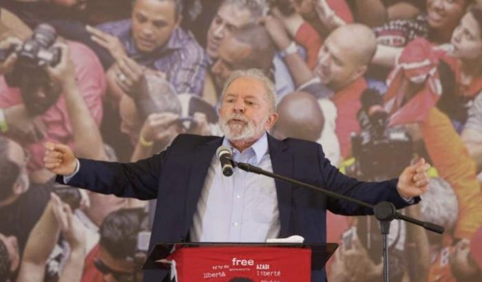 L'appello di Lula dopo l'assoluzione: "Vaccinatevi, non seguite quell'imbecille di Bolsonaro"