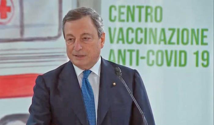 Draghi tranquillizza su AstraZeneca: "Aifa conferma che il vaccino è sicuro"