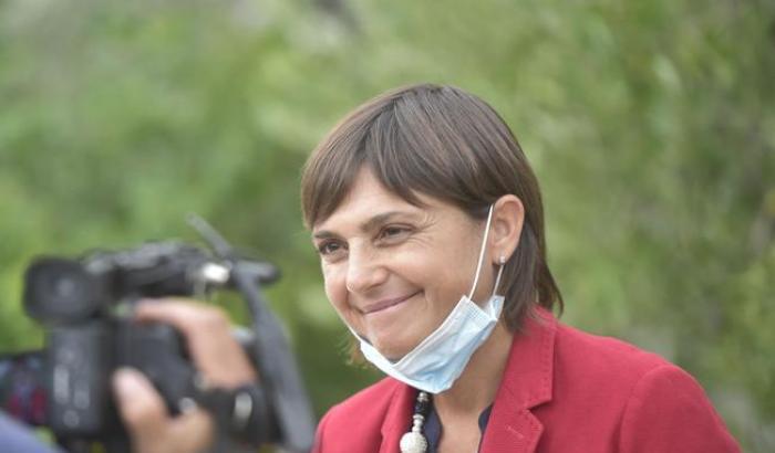 Serracchiani accusa: "A Udine la destra contro i diritti delle donne come in Polonia"