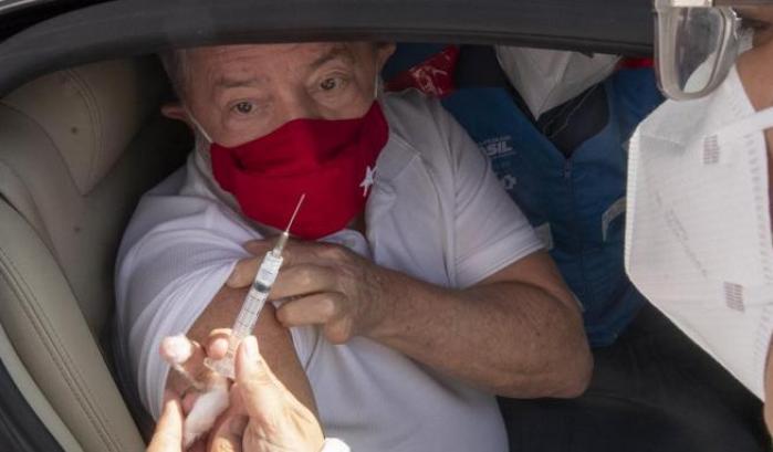 Lula si vaccina in pubblico