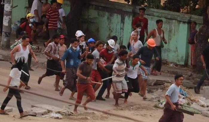Nel Myanmar la polizia continua a sparare sui dimostranti: 15 morti a Yangon