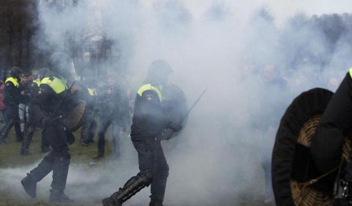 Manifestanti in Olanda si scontrano con la polizia