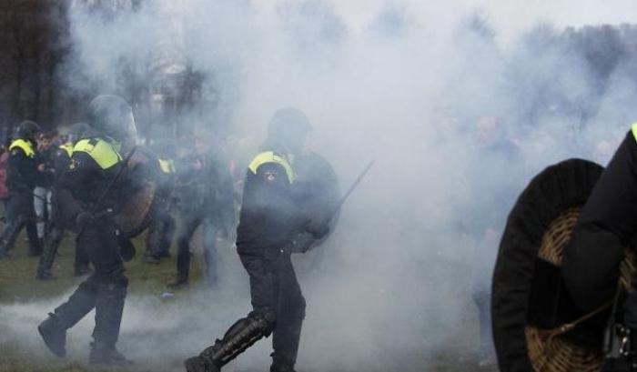Olanda, all'Aia scontri tra manifestanti e Polizia contro le restrizioni Covid
