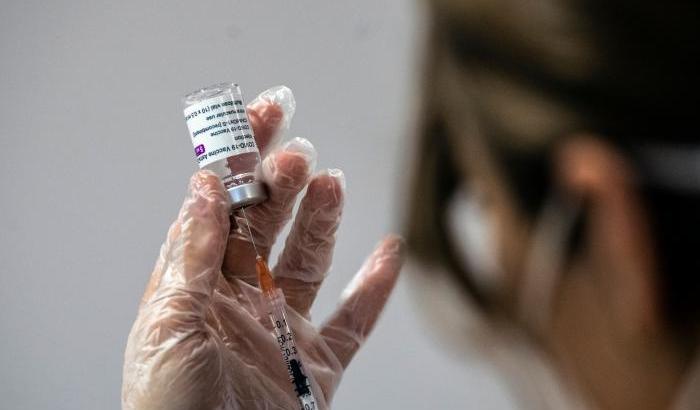 In Germania gli under 60 vaccinati con AstraZeneca faranno il richiamo con un vaccino diverso