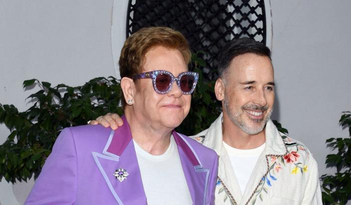 Elton John: "Il Vaticano non benedice le unioni gay? Ipocriti, hanno investito soldi nel film sulla mia vita"