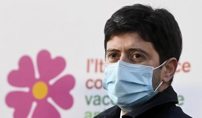 Il monito di Speranza: "Più vaccini altrimenti possibili nuove restrizioni"