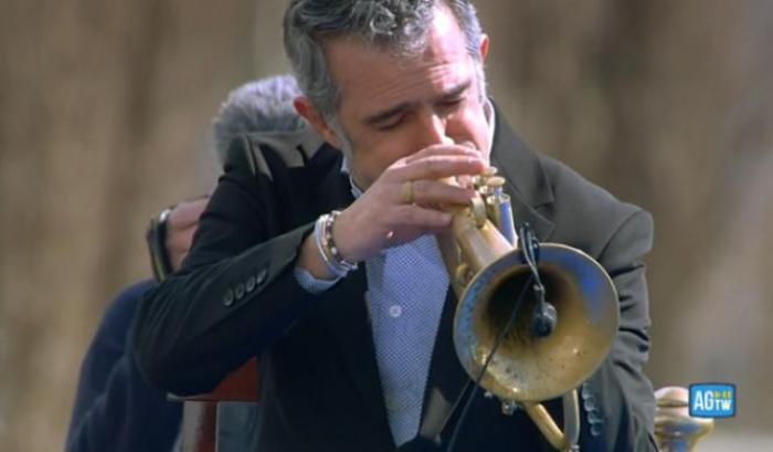 Paolo Fresu improvvisa e le note della sua tromba omaggiano le vittime di Bergamo commossa