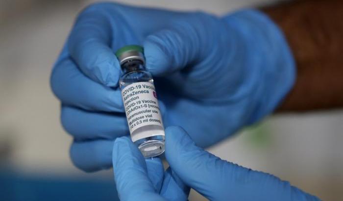 L'Ema aggiorna il protocollo: "Cosa deve sapere il medico che prescrive o somministra AstraZeneca"