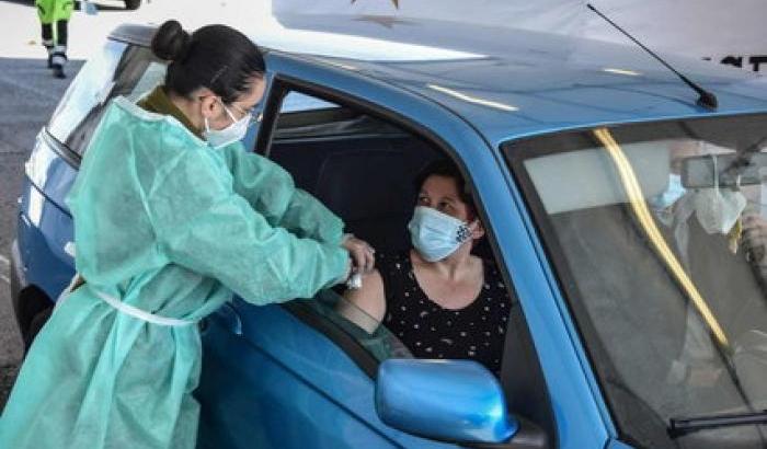 Accolto l'appello di Figliuolo di vaccinare "anche chi passa": a Milano gi&agrave; 400 persone registrate