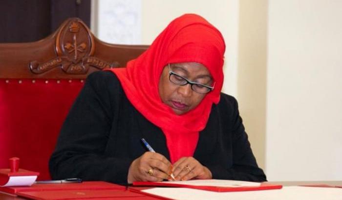 Samia Suluhu Hassan diventa la prima presidente donna della storia della Tanzania