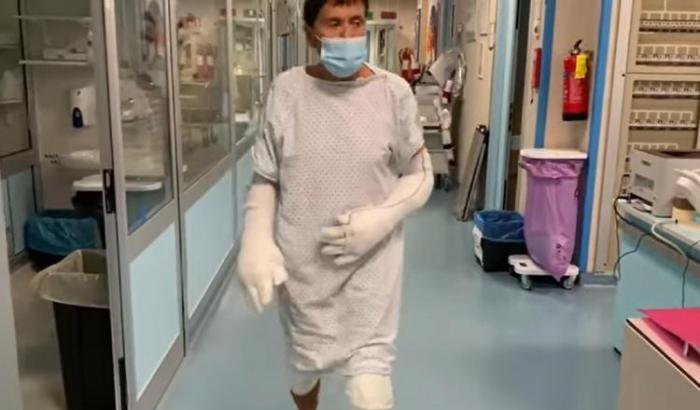 Dopo le ustioni Gianni Morandi fa un video dall'ospedale: "Ecco i miei primi passi"
