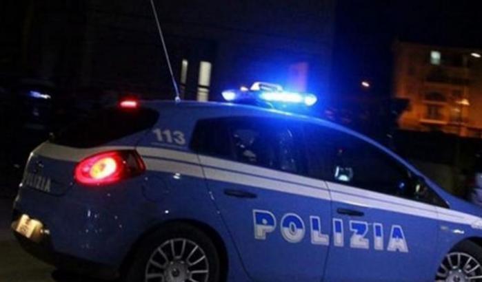 Accoltella cinque persone, tra cui un bimbo di 5 anni alla gola: arrestato