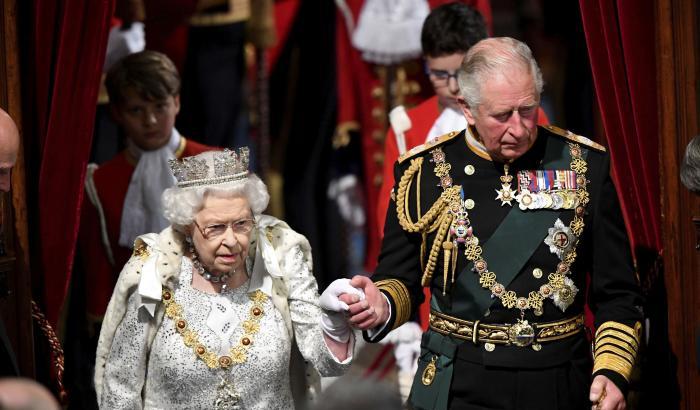 La Regina Elisabetta II del Regno Unito e suo figlio Carlo, principe del Galles