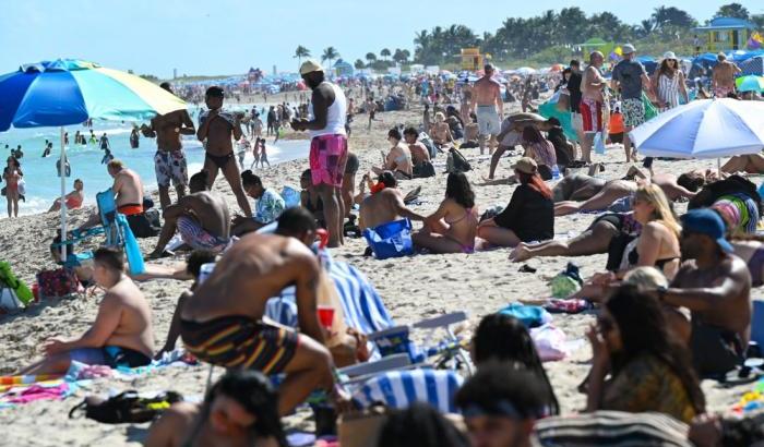 Troppi turisti e rischio contagi: a Miami Beach scatta il coprifuoco