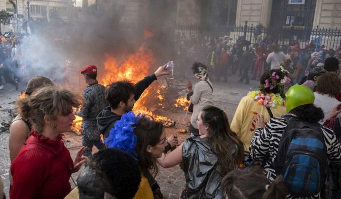 A Marsiglia tutti in piazza per il carnevale, 6000 persone fanno festa senza mascherine