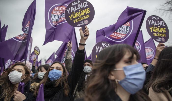 Erdogan deve temere le donne turche: nuovi sit-in e dimostrazioni dai balconi