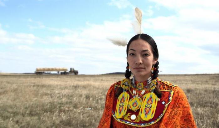 Una donna nativa americana della Berthold Indian Reservation in abiti tradizionali