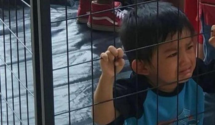 Un bambino chiuso nelle gabbie volute da Trump