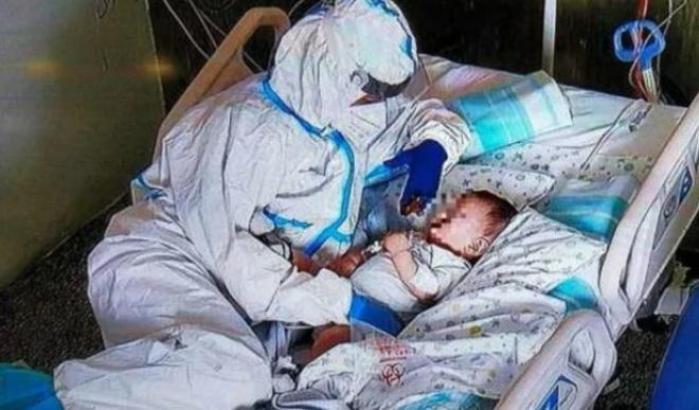 La foto che ha commosso il web: l'infermiera coccola il bimbo operato all'intestino e positivo al Covid