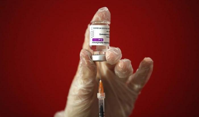 AstraZeneca fornisce nuovi dati (al ribasso) sul vaccino: efficace al 76%