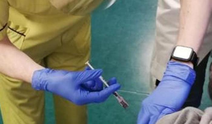 Padre no-vax si oppone al vaccino alle figlie: il giudice d&agrave; ragione alla madre e autorizza l'inoculazione