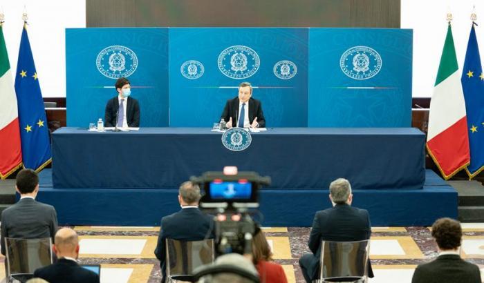 Draghi attacca AstraZeneca e avverte: "Ci sono aziende che si sono vendute pi&ugrave; volte i vaccini"