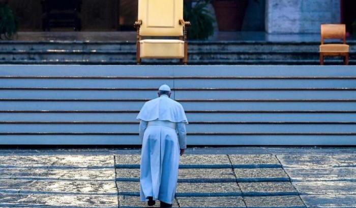 Papa Francesco nella piazza San Pietro vuota