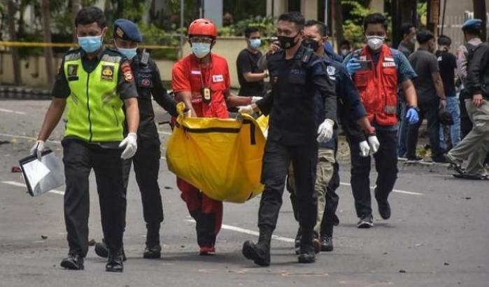 Attentato in Indonesia: due kamikaze si fanno esplodere in una chiesa cattolica