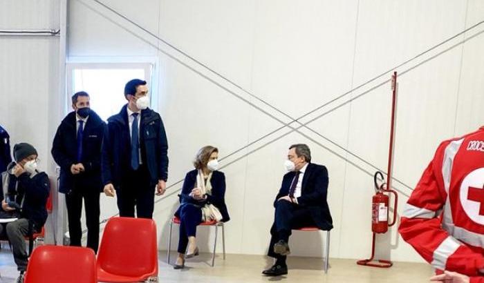 0005A763-mario-draghi-presidente-del-consiglio-dei-ministri-e-la-moglie-si-vaccinano Mario Draghi, Presidente del Consiglio dei ministri e la moglie si vaccinano