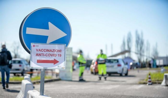 Brutta l'Italia irresponsabile che salta l'appuntamento per il vaccino (non avvisa) e fa buttare la dose Pfizer