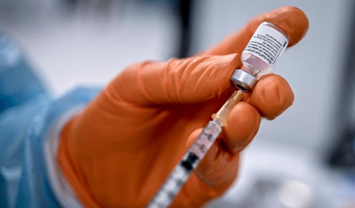 L'infettivologo Mastroianni: "Probabile una terza dose di vaccino per anziani e sanitari"