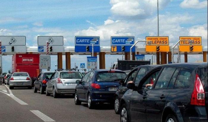 La denuncia di un casellante di Autostrade in Puglia: "Nessun controllo del flusso dei turisti dal Nord"