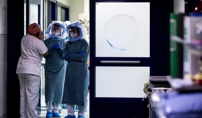 Altri 481 italiani uccisi da Covid e tornano a crescere le terapie intensive