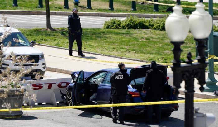 Paura a Capitol Hill, un'auto sfonda le barriere: morto un agente e l'attentatore
