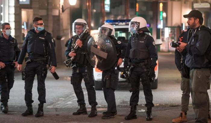 Negazionisti in piazza, scontro con la polizia in Svizzera: due feriti