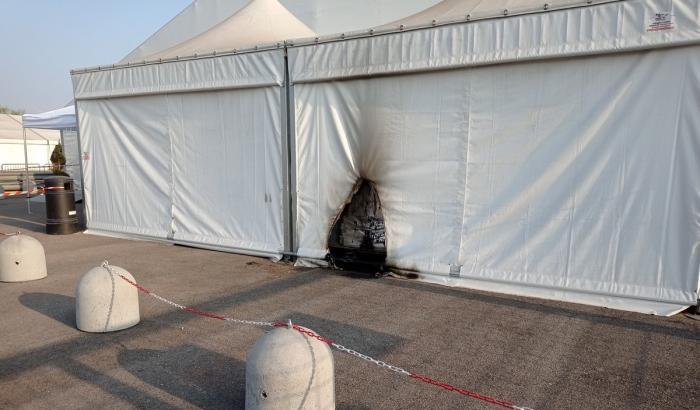 0005A849-il-danno-delle-bottiglie-incendiarie-lanciate-a-brescia Il danno delle bottiglie incendiarie lanciate a Brescia