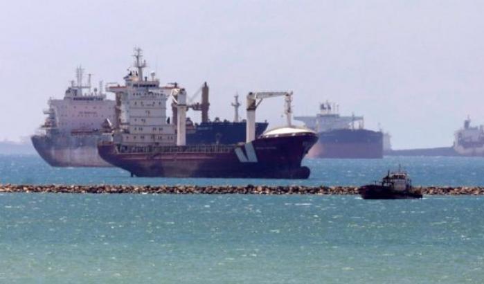 Finisce l'ingorgo nel Canale di Suez: passata anche l'ultima nave in coda