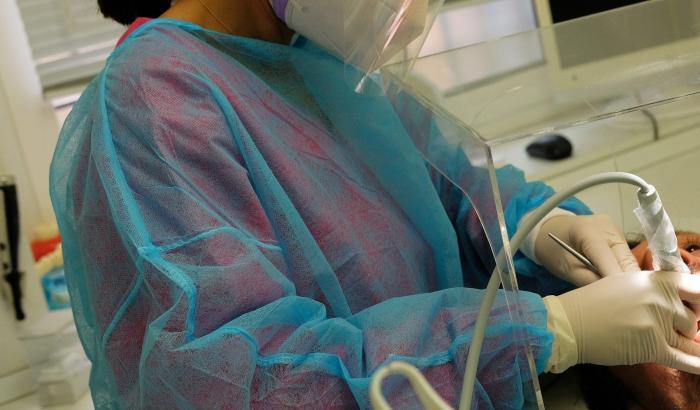 Dentista positiva al Covid continuava a visitare i pazienti: ora rischia l'accusa di epidemia colposa