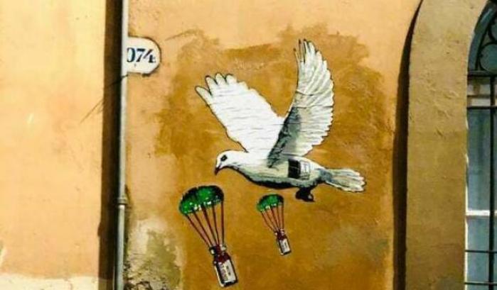Il murale di Pasqua al Ministero della Salute: la colomba che porta i vaccini al posto degli auguri