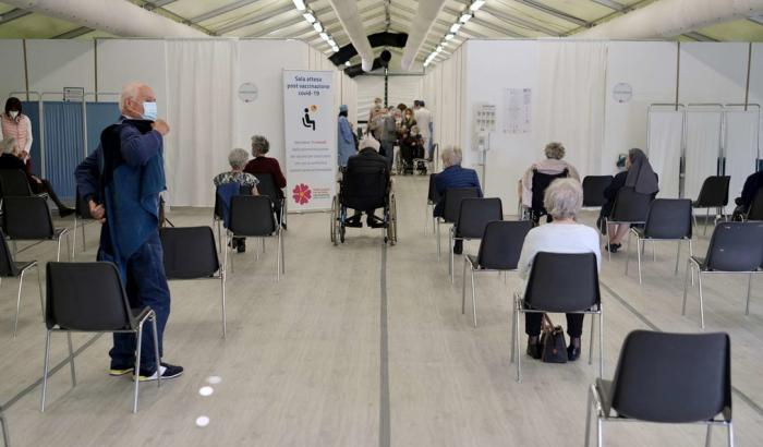 Oggi 21.261 contagi, altri 376 decessi e terapie intensive ancora sotto stress